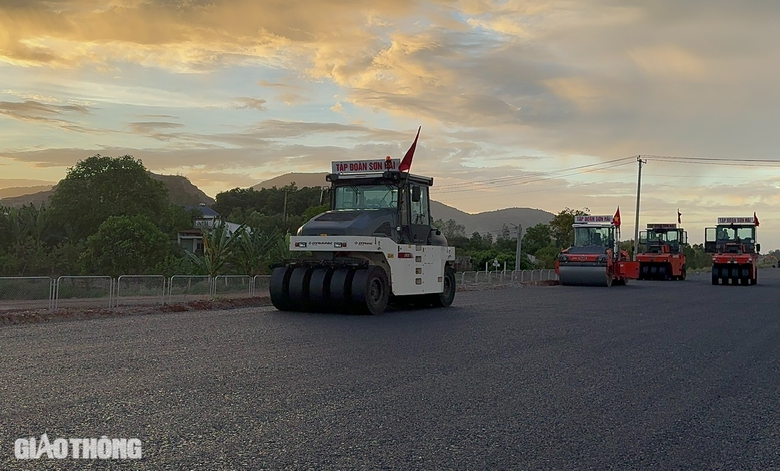 C&aacute;c c&ocirc;ng trường lớn s&ocirc;i động trở lại từ ng&agrave;y m&ugrave;ng 6 Tết- Ảnh 4.