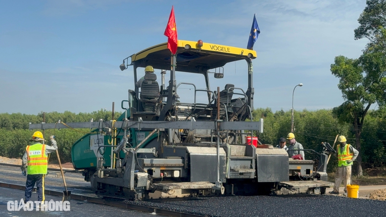 C&aacute;c c&ocirc;ng trường lớn s&ocirc;i động trở lại từ ng&agrave;y m&ugrave;ng 6 Tết- Ảnh 1.