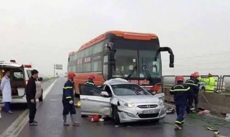 Hiện trường vụ TNGT khiến gia đ&igrave;nh 4 người tr&ecirc;n xe &ocirc; t&ocirc; con gặp nạn.