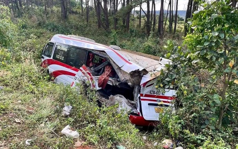 Xe kh&aacute;ch bị t&ocirc;ng văng xuống đường, rất may vụ tai nạn kh&ocirc;ng g&acirc;y thiệt hại về người.