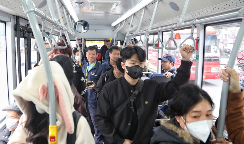 Hà Nội: Người dân hào hứng với 4 tuyến buýt điện mới- Ảnh 1. Hà Nội: Người dân hào hứng với 4 tuyến buýt điện mới- Ảnh 1.