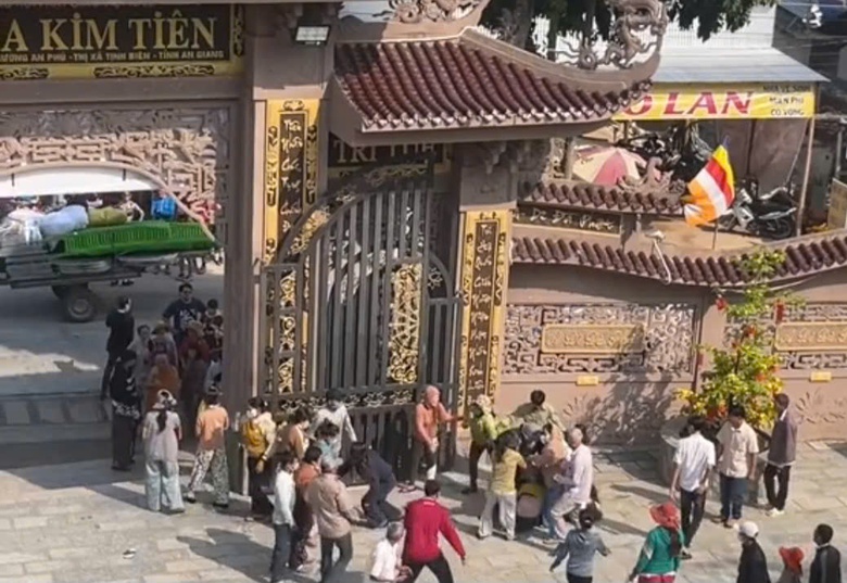 An Giang: Đi chùa đầu năm bị 50 người lạ mặt cướp tài sản, gây thương tích- Ảnh 1. An Giang: Đi chùa đầu năm bị 50 người lạ mặt cướp tài sản, gây thương tích- Ảnh 1.