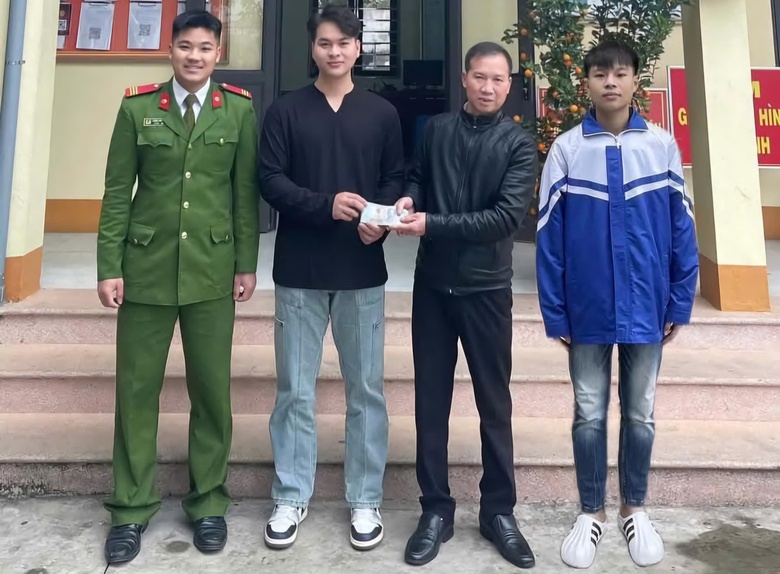 Học sinh lớp 10 ở Thái Nguyên trả lại số tiền lớn cho người đánh rơi- Ảnh 1. Học sinh lớp 10 ở Thái Nguyên trả lại số tiền lớn cho người đánh rơi- Ảnh 1.