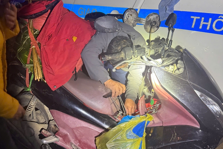 Co ro b&ecirc;n đường l&uacute;c 2h s&aacute;ng v&igrave; xe hết xăng, c&ocirc; gi&aacute;o x&uacute;c động khi được CSGT gi&uacute;p đỡ- Ảnh 1.