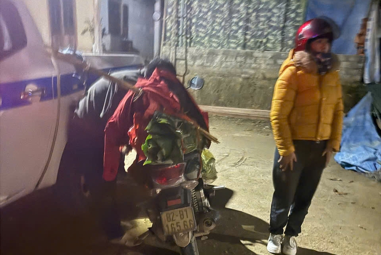 Co ro b&ecirc;n đường l&uacute;c 2h s&aacute;ng v&igrave; xe hết xăng, c&ocirc; gi&aacute;o x&uacute;c động khi được CSGT gi&uacute;p đỡ- Ảnh 2.