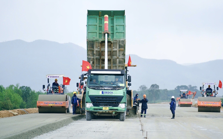 C&ocirc;ng trường cao tốc &ldquo;3 ca, 4 k&iacute;p&rdquo; ngay sau Tết- Ảnh 1.