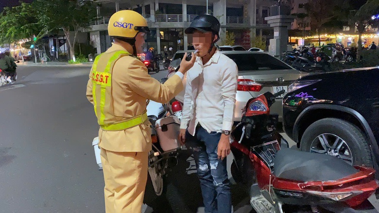 Tạm giữ h&igrave;nh sự người phụ nữ chửi bới, đ&aacute;nh CSGT kiểm tra nồng độ cồn- Ảnh 1.