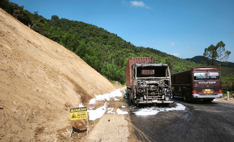 Hiện trường xảy ra vụ ch&aacute;y xe.