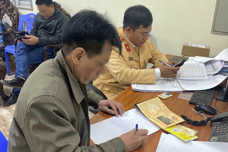 Bị phạt v&igrave; l&aacute;i xe kh&aacute;ch vượt ẩu tr&ecirc;n cao tốc Nội B&agrave;i - L&agrave;o Cai, t&agrave;i xế tường tr&igrave;nh g&igrave;?- Ảnh 1.