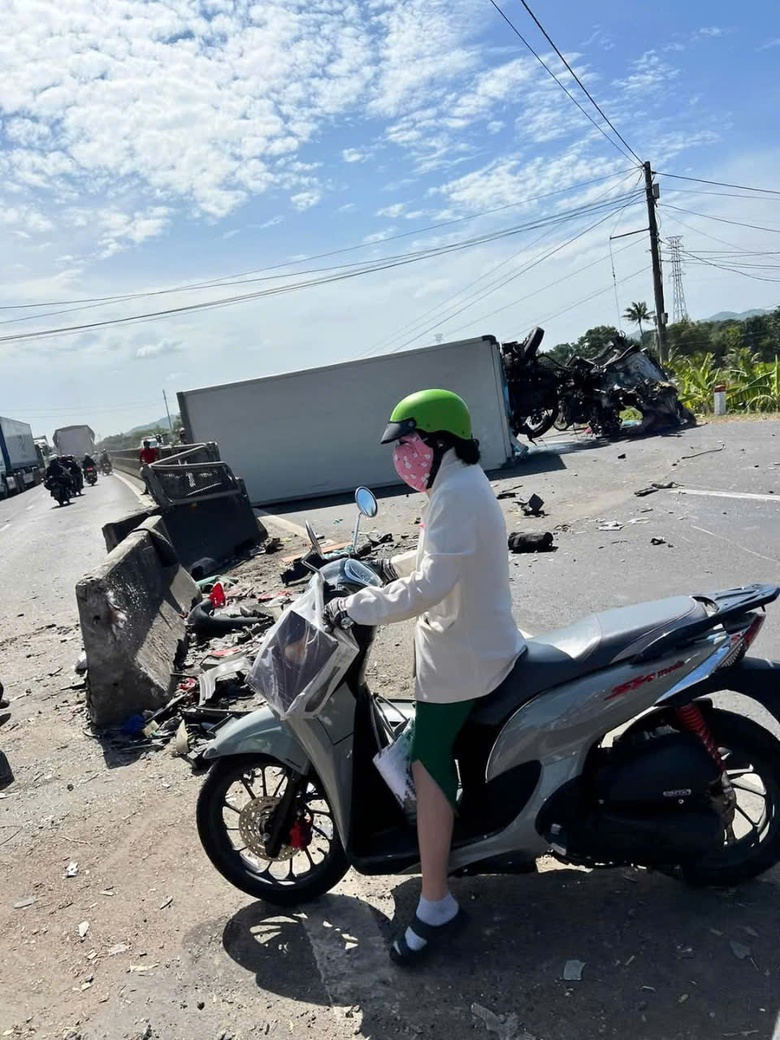 Tông vào dải phân cách, phụ xe tải đông lạnh tử vong tại chỗ- Ảnh 1. Tông vào dải phân cách, phụ xe tải đông lạnh tử vong tại chỗ- Ảnh 1.