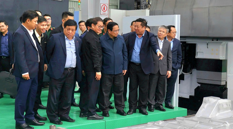 Thủ tướng đề nghị THACO nghi&ecirc;n cứu sản xuất toa t&agrave;u đường sắt tốc độ cao- Ảnh 2.