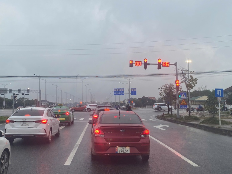 Nghệ An: Nhiều cột đ&egrave;n giao th&ocirc;ng "nhảy m&uacute;a", người tham gia giao th&ocirc;ng lo bị phạt oan- Ảnh 1.