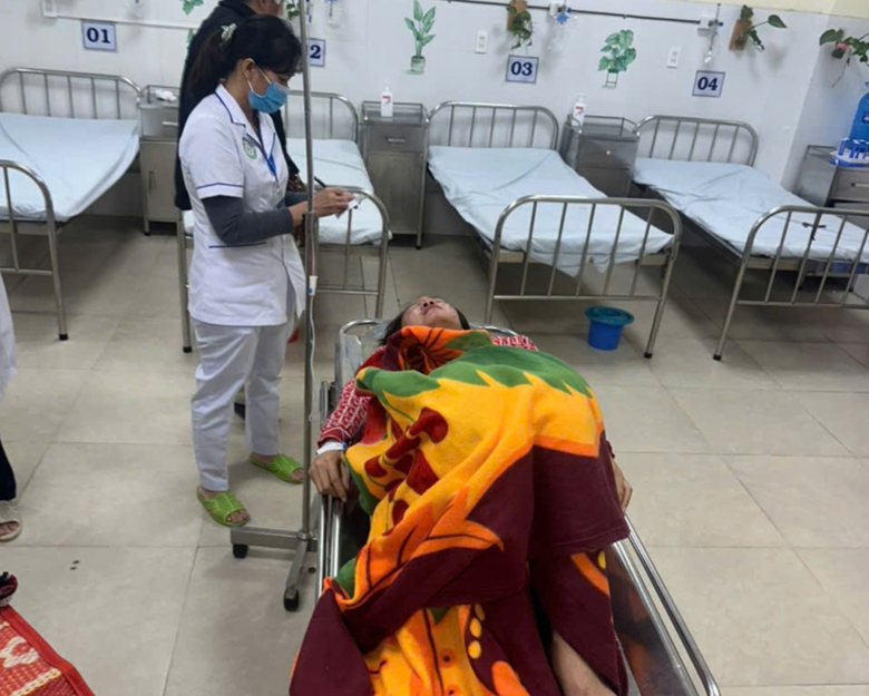 Tai nạn xe kh&aacute;ch ở Ph&uacute; Y&ecirc;n: X&oacute;t xa mẹ m&ugrave; xin cứu chữa đứa con bị đứt l&igrave;a c&aacute;nh tay- Ảnh 2.