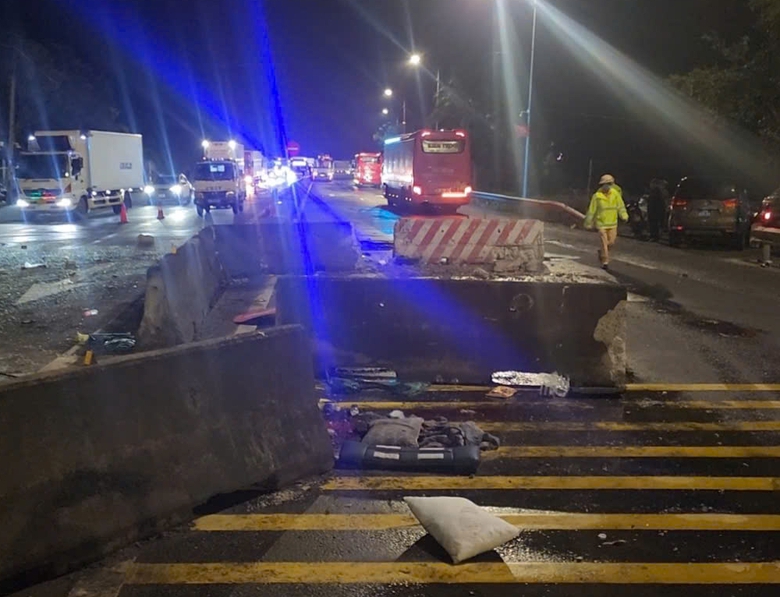 Tai nạn xe kh&aacute;ch ở Ph&uacute; Y&ecirc;n: X&oacute;t xa mẹ m&ugrave; xin cứu chữa đứa con bị đứt l&igrave;a c&aacute;nh tay- Ảnh 3.