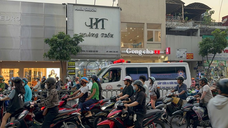 Tai nạn giao th&ocirc;ng giữa hai xe m&aacute;y với xe bu&yacute;t, một người đ&agrave;n &ocirc;ng tử vong tại chỗ- Ảnh 1.