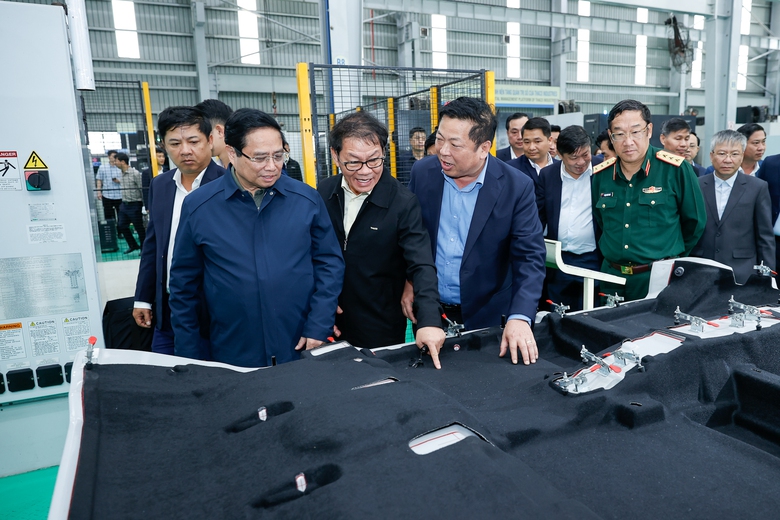 Thủ tướng đề nghị THACO nghi&ecirc;n cứu sản xuất toa t&agrave;u đường sắt tốc độ cao- Ảnh 1.