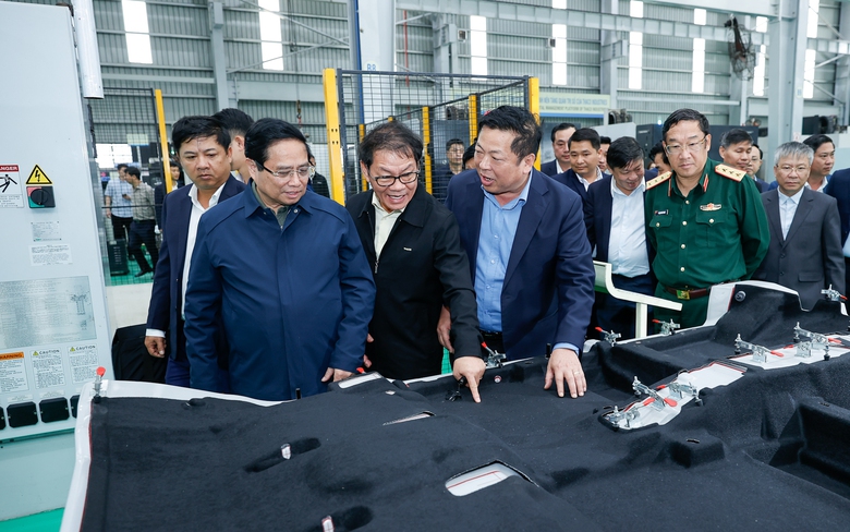 Thủ tướng đề nghị THACO nghi&ecirc;n cứu sản xuất toa t&agrave;u đường sắt tốc độ cao