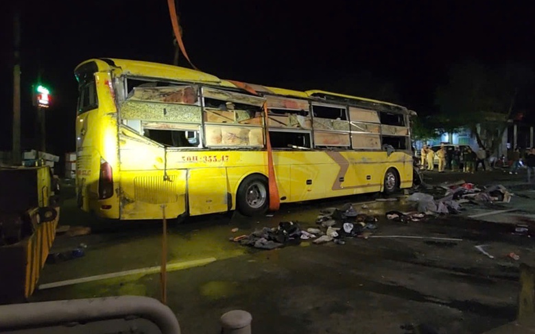 Cận cảnh hiện trường vụ lật xe kh&aacute;ch khiến 3 người tử vong ở Ph&uacute; Y&ecirc;n