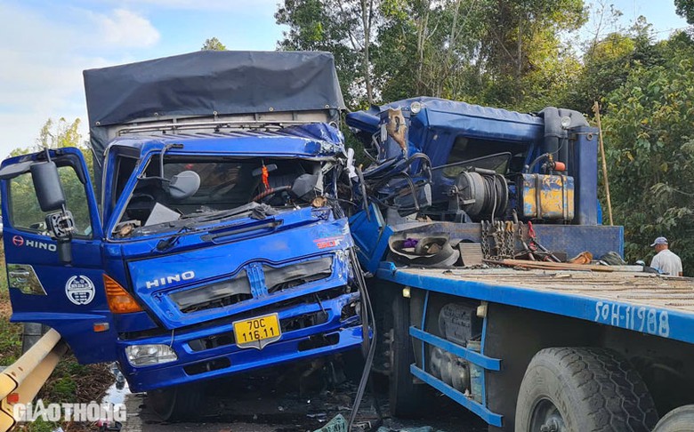 Sau c&uacute; t&ocirc;ng trực diện, cả hai t&agrave;i xế bị mắc kẹt trong cabin.