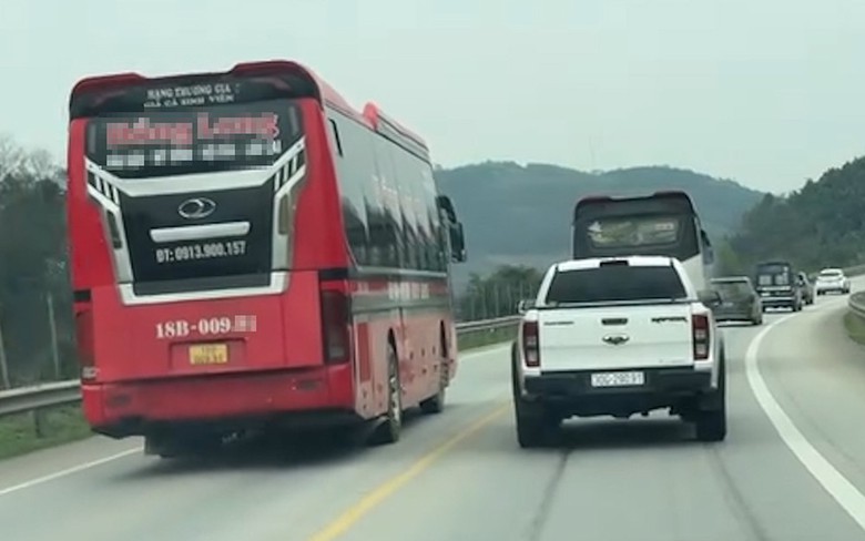 T&agrave;i xế xe kh&aacute;ch vượt ẩu tr&ecirc;n cao tốc Nội B&agrave;i - L&agrave;o Cai bị phạt 5 triệu đồng