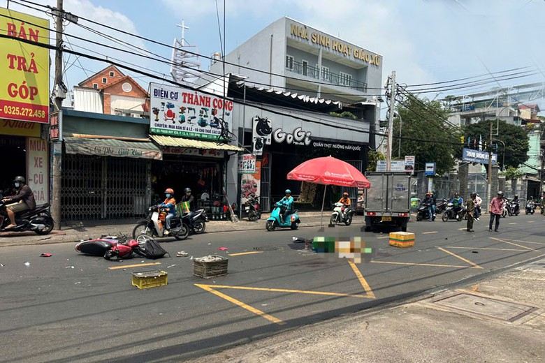 Hiện trường vụ tai nạn khiến người đ&agrave;n &ocirc;ng tử vong tại chỗ - Ảnh: Kỳ Hoa.