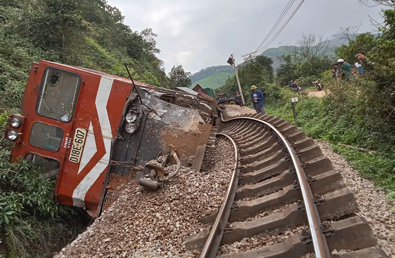 Đo&agrave;n t&agrave;u chở h&agrave;ng bị trật đường ray sau c&uacute; va chạm với xe tải băng qua đường.