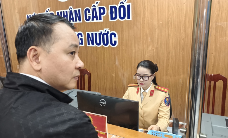 CSGT tiếp nhận 391 hồ sơ trong ng&agrave;y đầu cấp đổi giấy ph&eacute;p l&aacute;i xe- Ảnh 1.