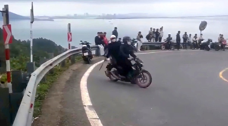 Truy x&eacute;t nh&oacute;m c&ocirc;n đồ mang dao đuổi đ&aacute;nh người tr&ecirc;n đ&egrave;o Hải V&acirc;n- Ảnh 1.