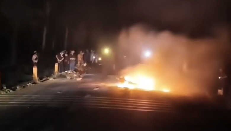 Gia Lai: Hai mô tô bốc cháy sau va chạm, 2 người tử vong- Ảnh 1. Gia Lai: Hai mô tô bốc cháy sau va chạm, 2 người tử vong- Ảnh 1.