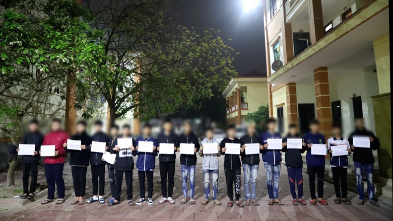 Ch&eacute;m người đi đường để giương oai, 10 đối tượng bị tạm giữ h&igrave;nh sự- Ảnh 1.