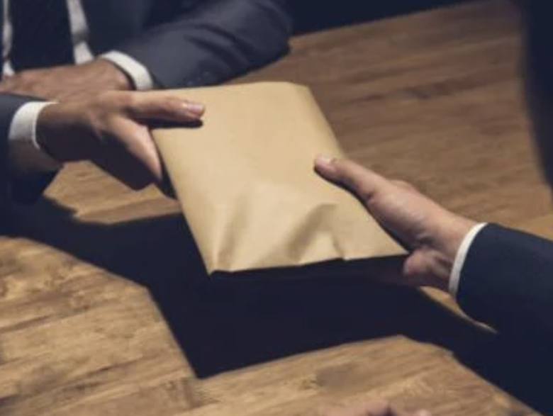 Đ&aacute;nh sập đường d&acirc;y l&agrave;m giả con dấu t&agrave;i liệu, đưa nhận m&ocirc;i giới hối lộ- Ảnh 1.