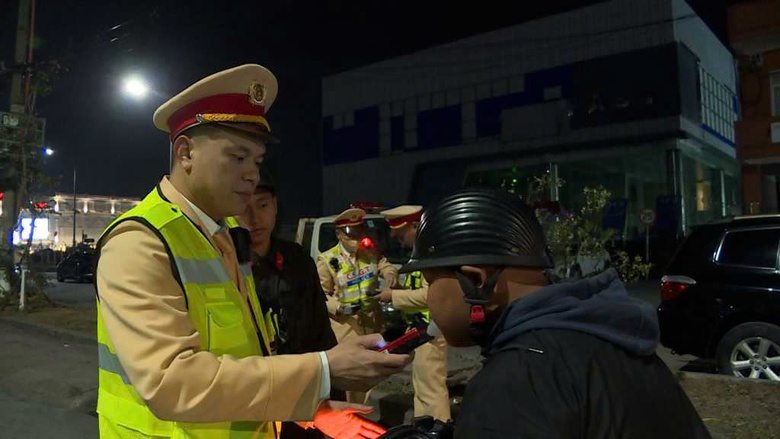 Quảng Ninh: CSGT lập chốt nhiều giờ, kiểm tra h&agrave;ng ngh&igrave;n xe kh&ocirc;ng ph&aacute;t hiện vi phạm- Ảnh 2.