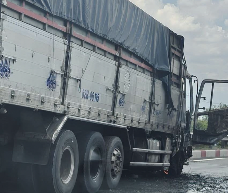 Ch&aacute;y xe tải tr&ecirc;n cao tốc TP.HCM - Long Th&agrave;nh - Dầu Gi&acirc;y g&acirc;y &ugrave;n tắc k&eacute;o d&agrave;i- Ảnh 2.