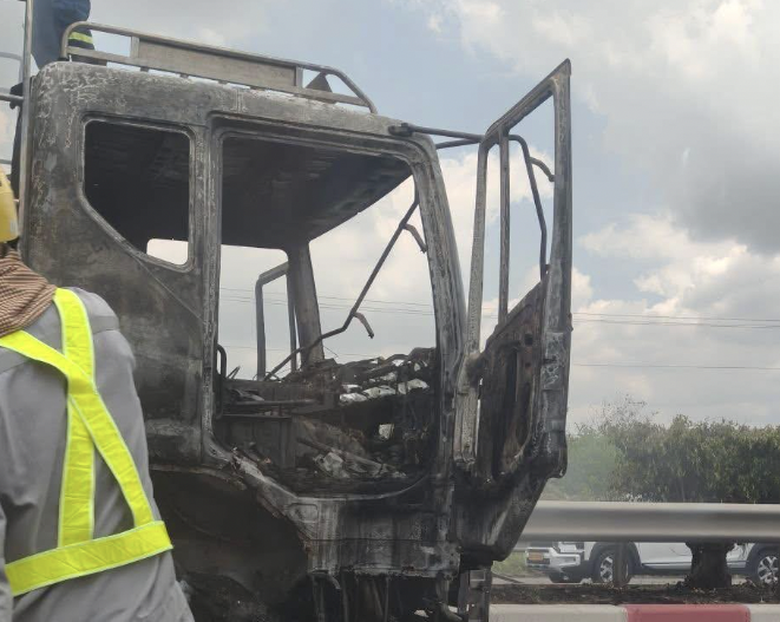 Ch&aacute;y xe tải tr&ecirc;n cao tốc TP.HCM - Long Th&agrave;nh - Dầu Gi&acirc;y g&acirc;y &ugrave;n tắc k&eacute;o d&agrave;i- Ảnh 3.