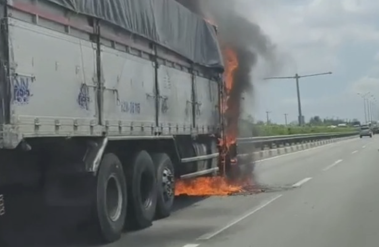 Ch&aacute;y xe tải tr&ecirc;n cao tốc TP.HCM - Long Th&agrave;nh - Dầu Gi&acirc;y g&acirc;y &ugrave;n tắc k&eacute;o d&agrave;i- Ảnh 1.