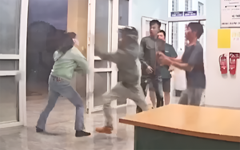 Gia Lai: Điều tra nh&oacute;m người đ&aacute;nh nh&acirc;n vi&ecirc;n y tế x&atilde; nhập viện- Ảnh 1.