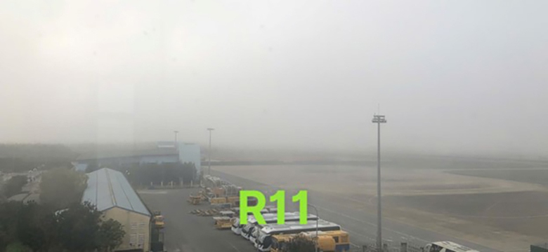 Sương m&ugrave; d&agrave;y đặc, nhiều chuyến bay bị chậm, hủy- Ảnh 1.