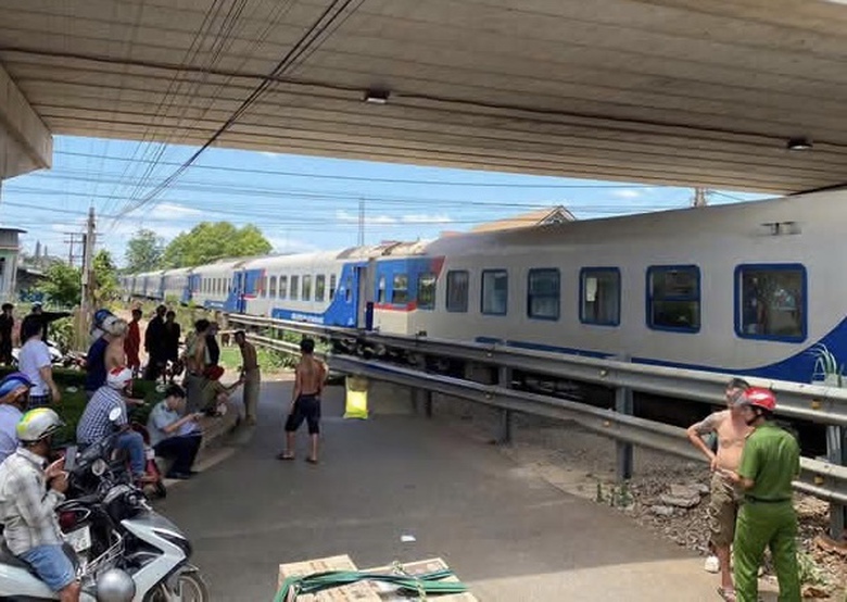 Băng qua đường sắt khi t&agrave;u vừa đến, người đ&agrave;n &ocirc;ng tử vong tại chỗ- Ảnh 1.