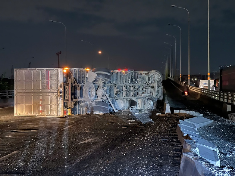 Xe tải c&agrave;y n&aacute;t dải ph&acirc;n c&aacute;ch rồi lật nh&agrave;o tr&ecirc;n quốc lộ 1 qua B&igrave;nh Dương- Ảnh 1.