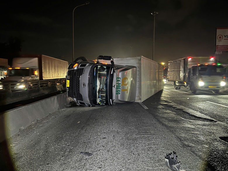 Xe tải c&agrave;y n&aacute;t dải ph&acirc;n c&aacute;ch rồi lật nh&agrave;o tr&ecirc;n quốc lộ 1 qua B&igrave;nh Dương- Ảnh 2.