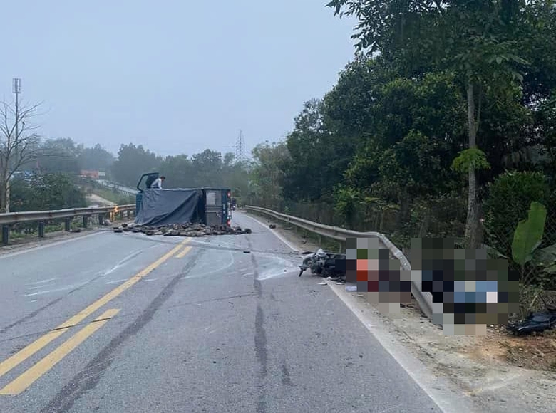 Hai mẹ con c&ocirc; gi&aacute;o tử vong sau va chạm với xe tải ở H&agrave; Tĩnh- Ảnh 1.