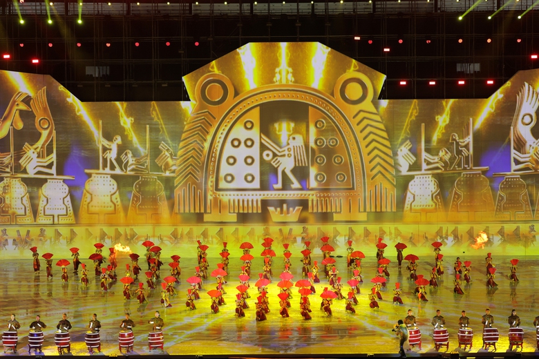 Gia đ&igrave;nh nhạc sĩ Văn Cao x&uacute;c động khi lần đầu c&ugrave;ng h&aacute;t Quốc ca v&agrave; lập kỷ lục Việt Nam- Ảnh 6.