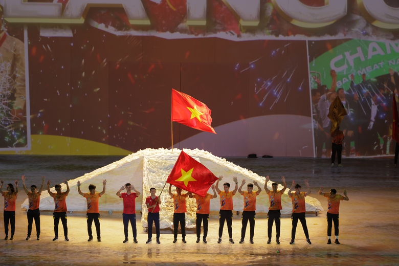 Gia đ&igrave;nh nhạc sĩ Văn Cao x&uacute;c động khi lần đầu c&ugrave;ng h&aacute;t Quốc ca v&agrave; lập kỷ lục Việt Nam- Ảnh 4.