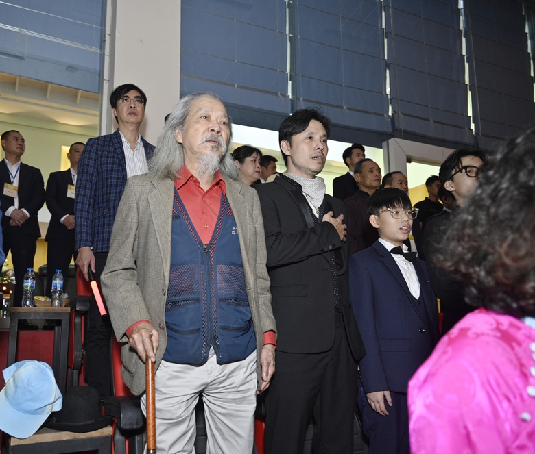 Gia đ&igrave;nh nhạc sĩ Văn Cao x&uacute;c động khi lần đầu c&ugrave;ng h&aacute;t Quốc ca v&agrave; lập kỷ lục Việt Nam- Ảnh 1.