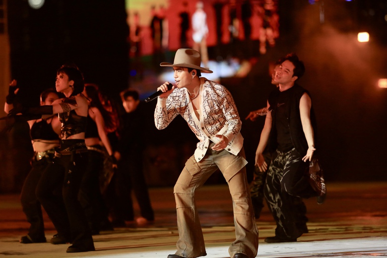 Gia đ&igrave;nh nhạc sĩ Văn Cao x&uacute;c động khi lần đầu c&ugrave;ng h&aacute;t Quốc ca v&agrave; lập kỷ lục Việt Nam- Ảnh 9.