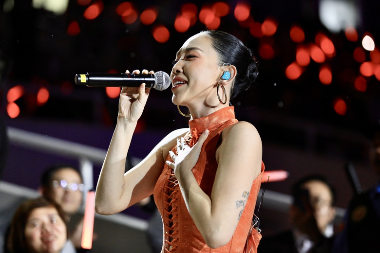 Gia đ&igrave;nh nhạc sĩ Văn Cao x&uacute;c động khi lần đầu c&ugrave;ng h&aacute;t Quốc ca v&agrave; lập kỷ lục Việt Nam- Ảnh 8.