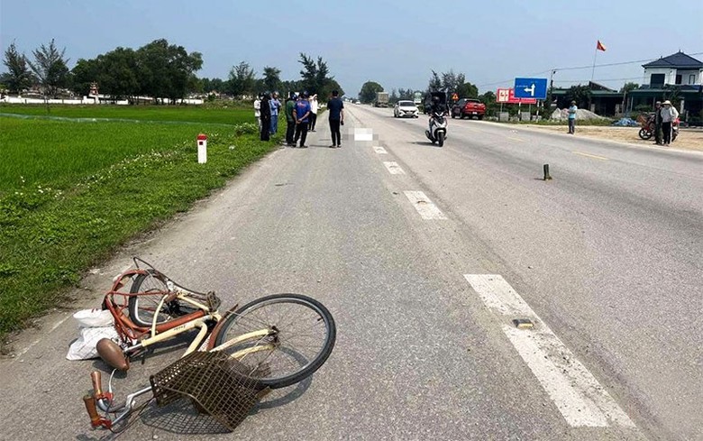Chiếc xe đạp tại hiện trường vụ tai nạn - Ảnh: B&aacute;o H&agrave; Tĩnh.