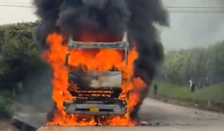 Hiện trường vụ ch&aacute;y xe đầu k&eacute;o container (Ảnh cắt từ video).