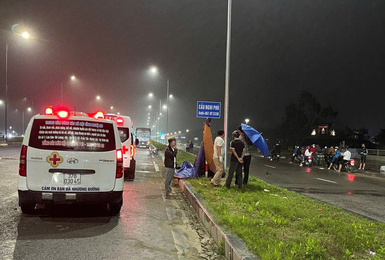 Tai nạn trong đ&ecirc;m mưa, người đ&agrave;n &ocirc;ng tử vong thương t&acirc;m- Ảnh 1.