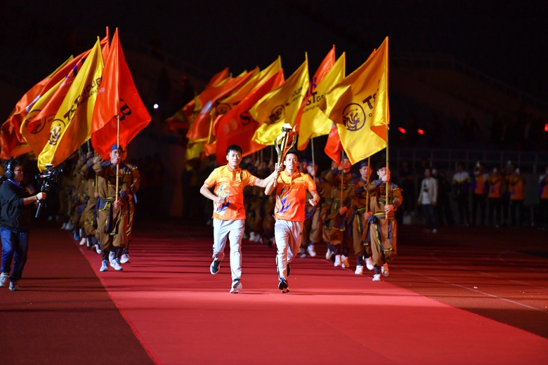 Gia đ&igrave;nh nhạc sĩ Văn Cao x&uacute;c động khi lần đầu c&ugrave;ng h&aacute;t Quốc ca v&agrave; lập kỷ lục Việt Nam- Ảnh 2.